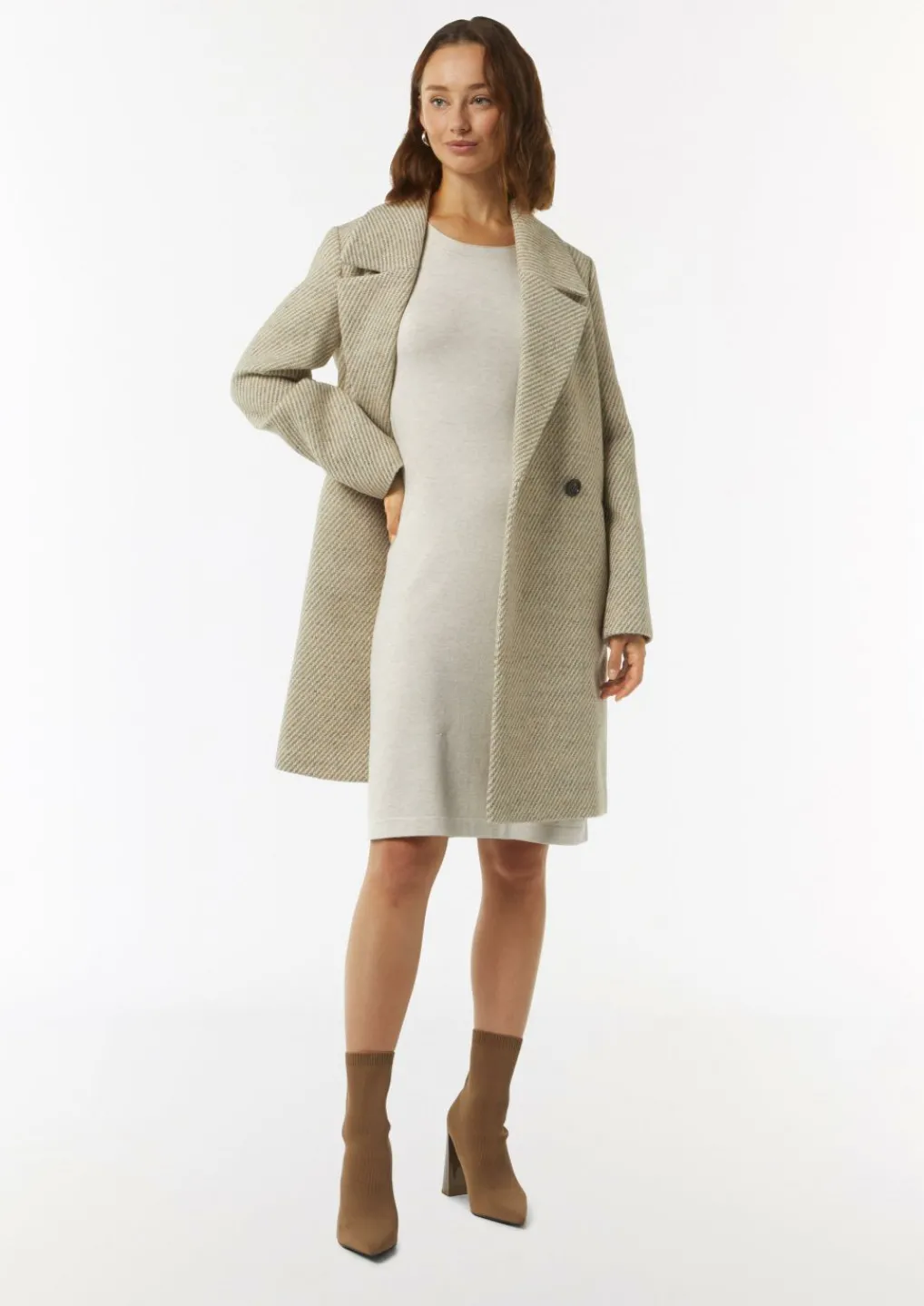 Antailliertes Strickkleid mit seitlichen Rippdetails-Comma Online