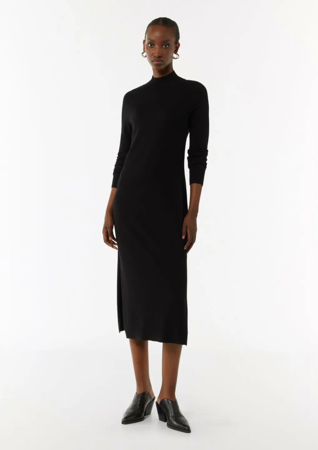 Antalliertes Strickkleid mit Turtleneck und seitlichen Schlitzen-Comma New
