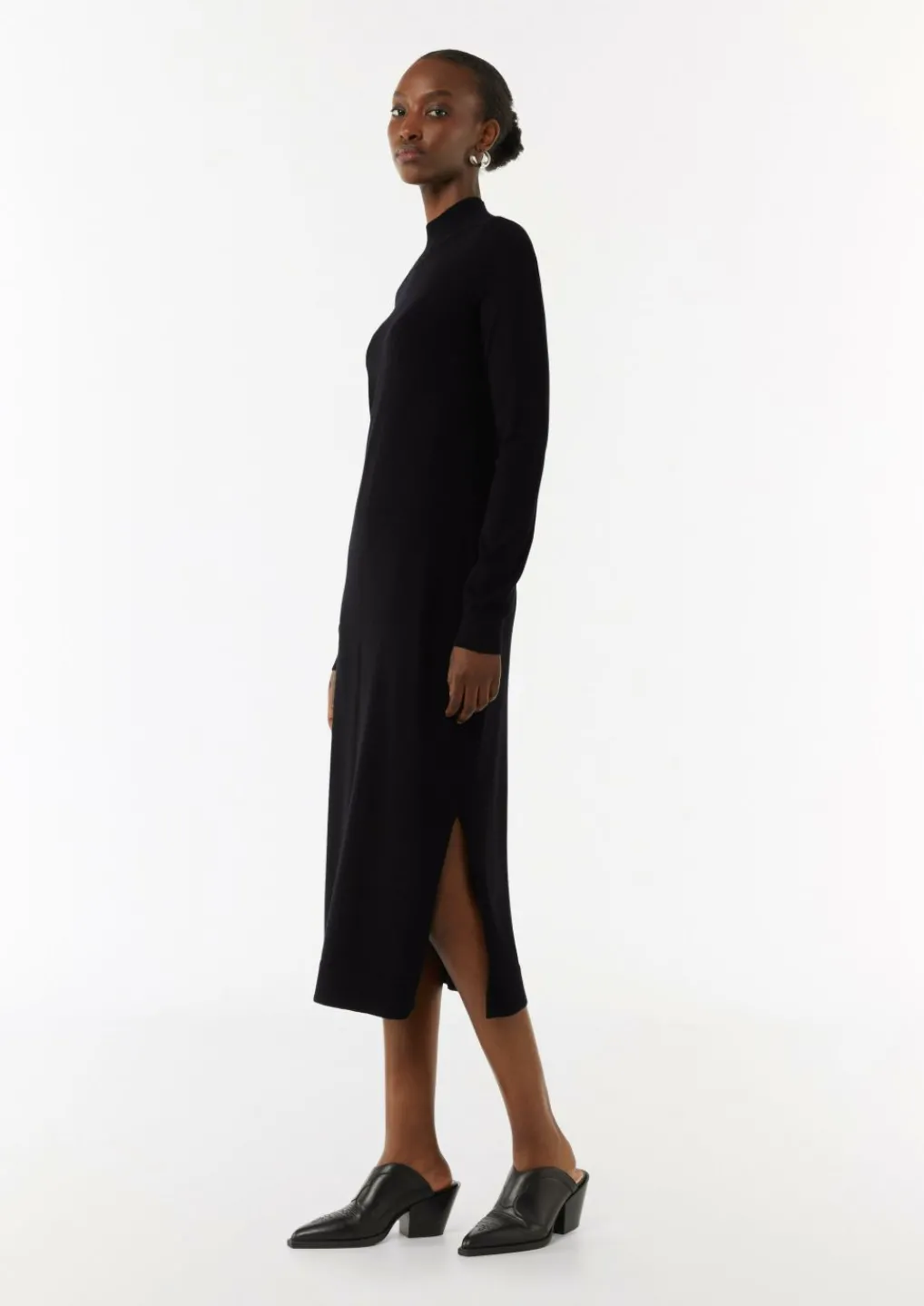 Antalliertes Strickkleid mit Turtleneck und seitlichen Schlitzen-Comma New
