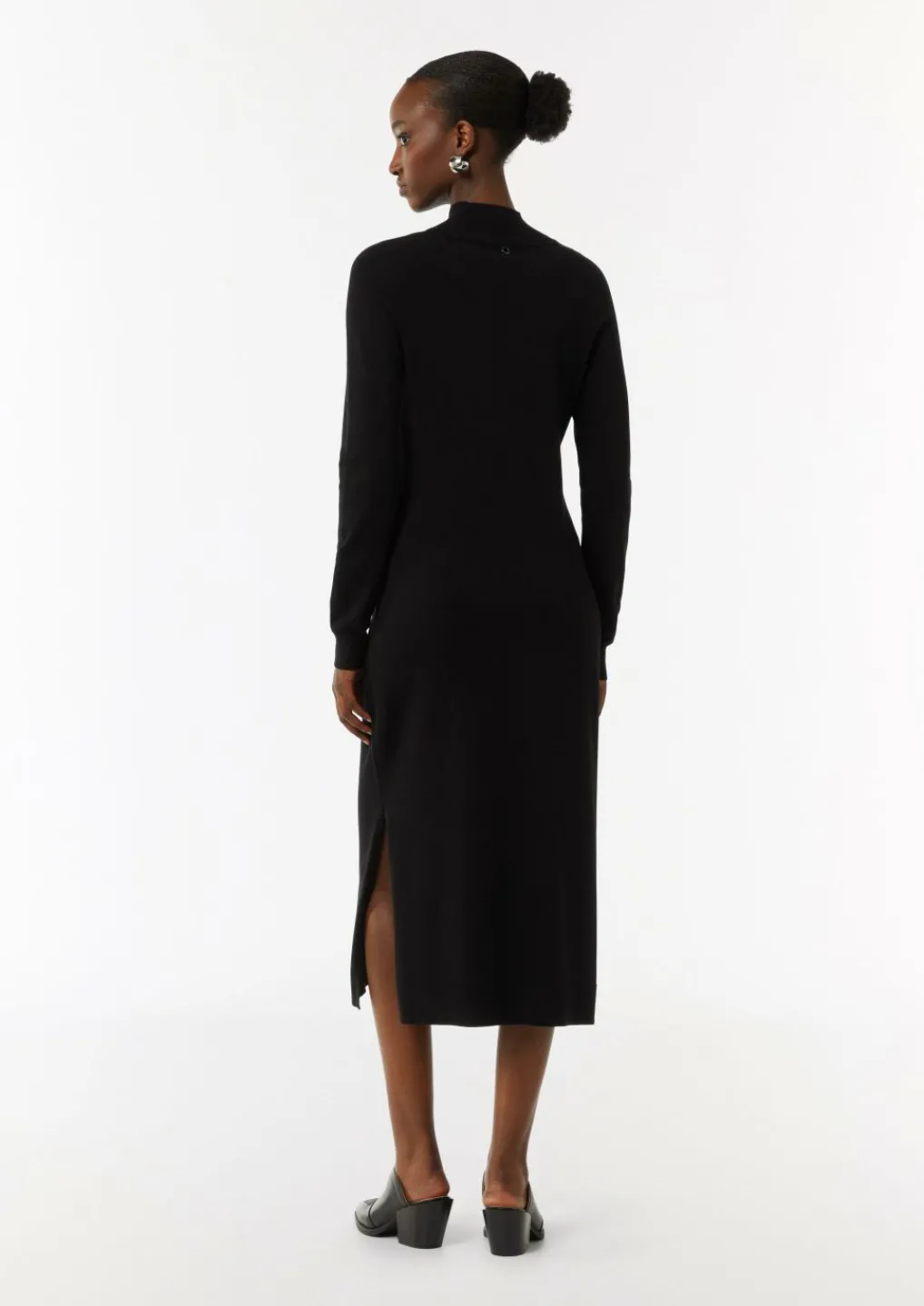 Antalliertes Strickkleid mit Turtleneck und seitlichen Schlitzen-Comma New