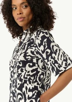 Baumwoll-Kleid mit Hemdkragen und All-over-Print-Comma Hot