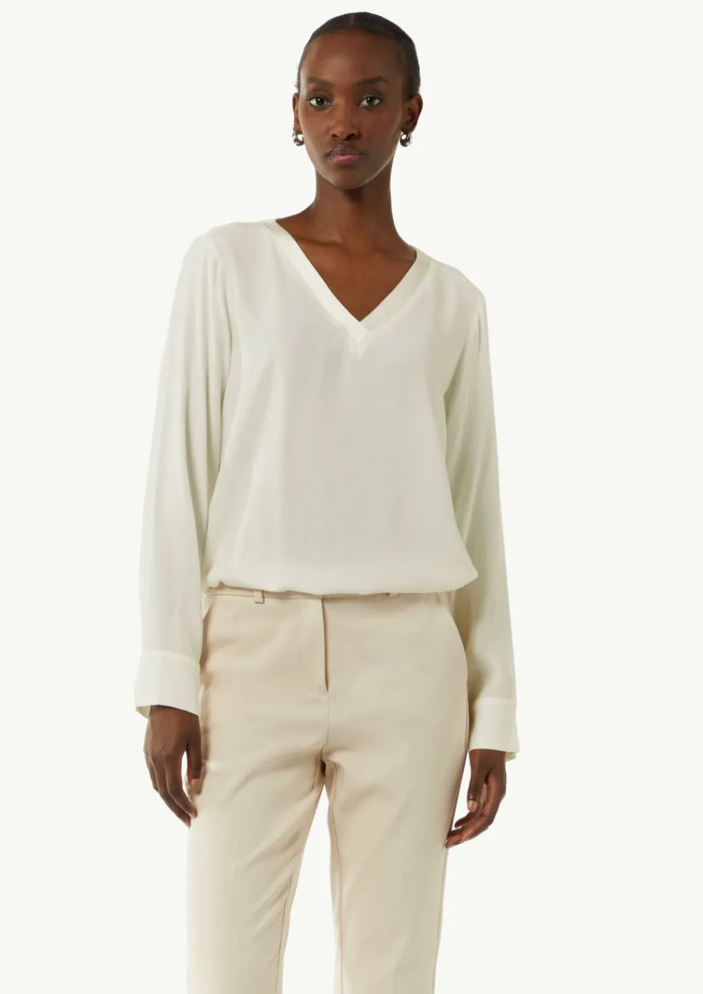 Bluse in Crêpe-Optik mit satiniertem V-Ausschnitt-Comma Online