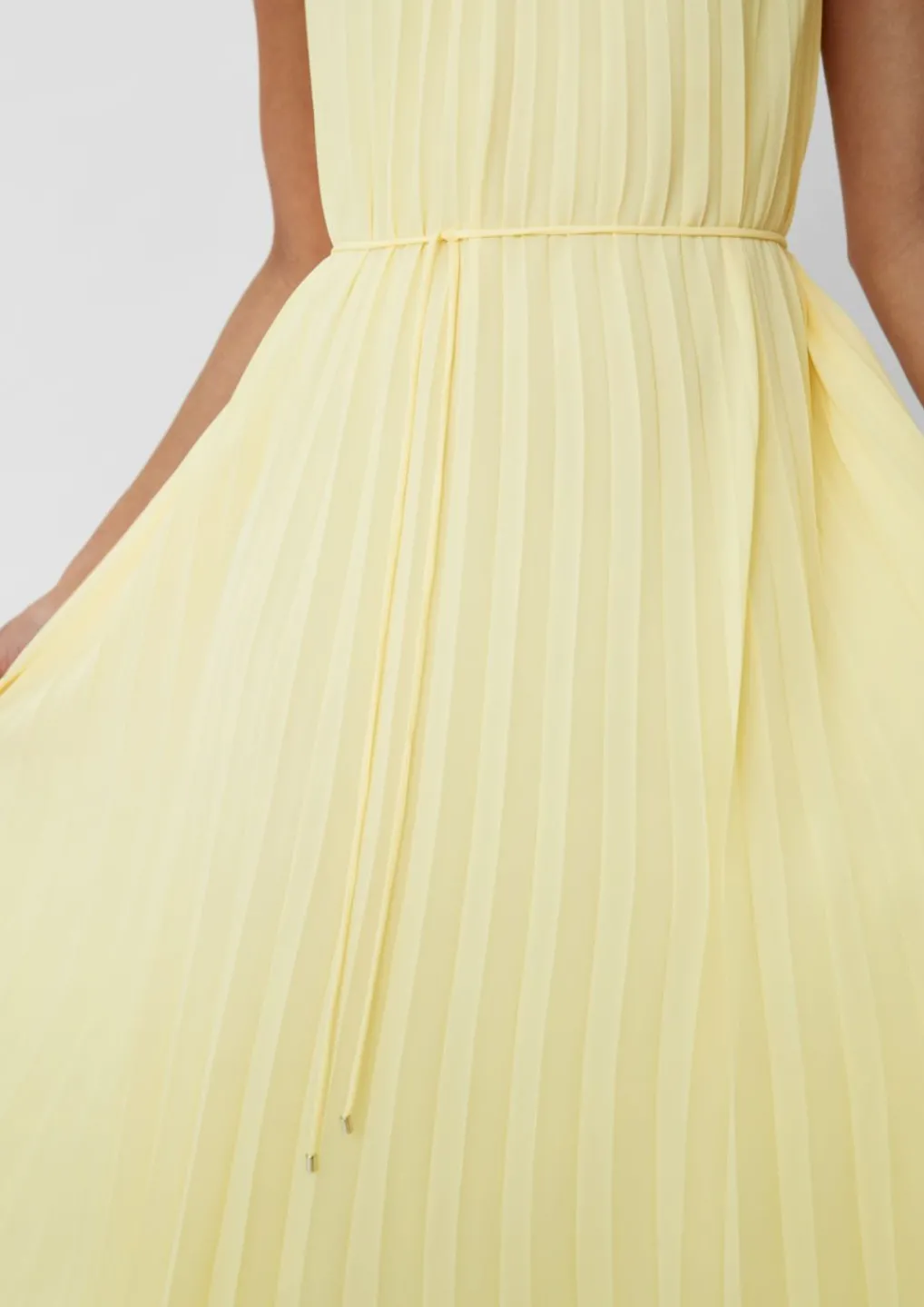 Chiffonkleid mit Plisseefalten-Comma Fashion