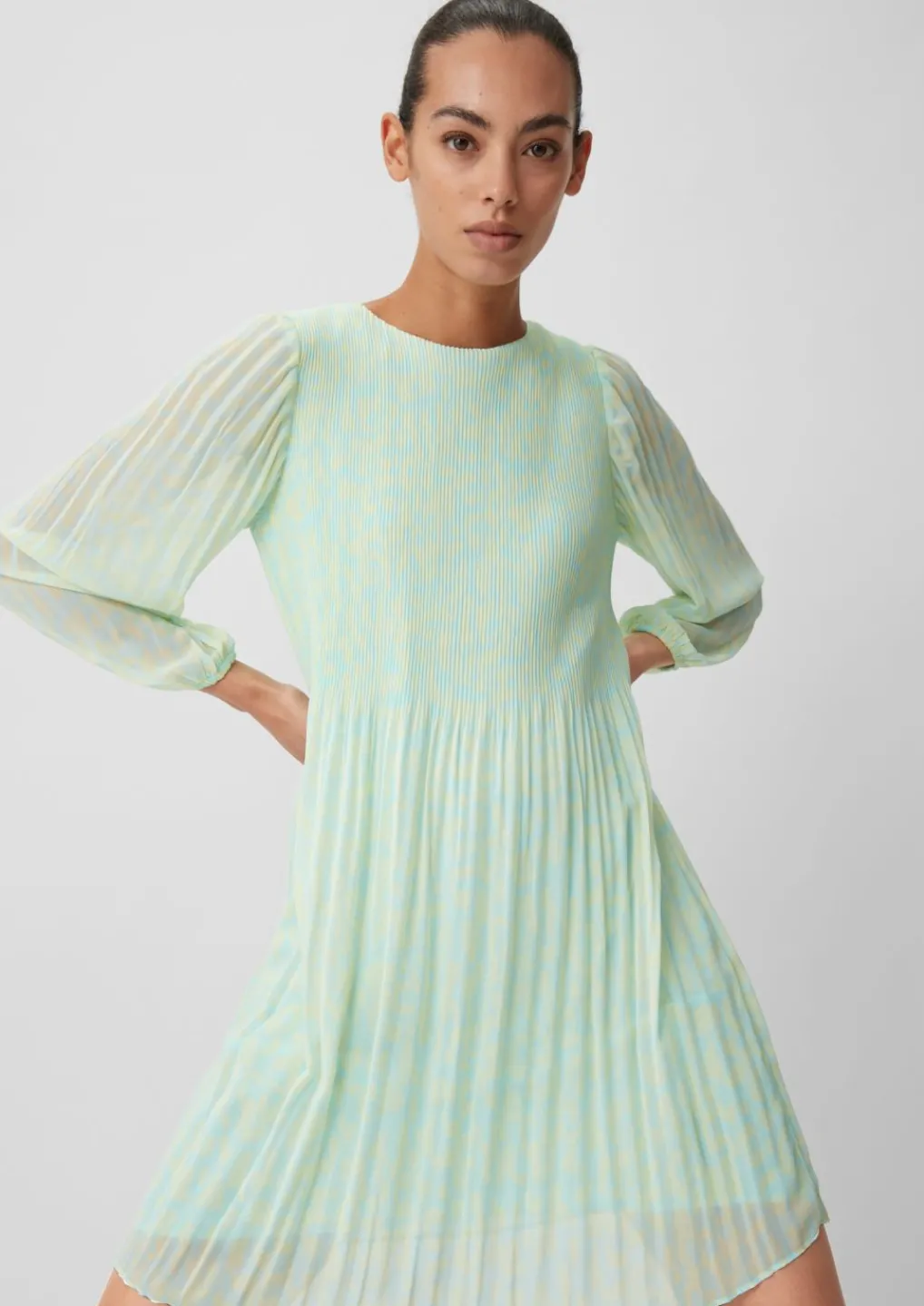 Chiffonkleid mit Plisseefalten-Comma Best