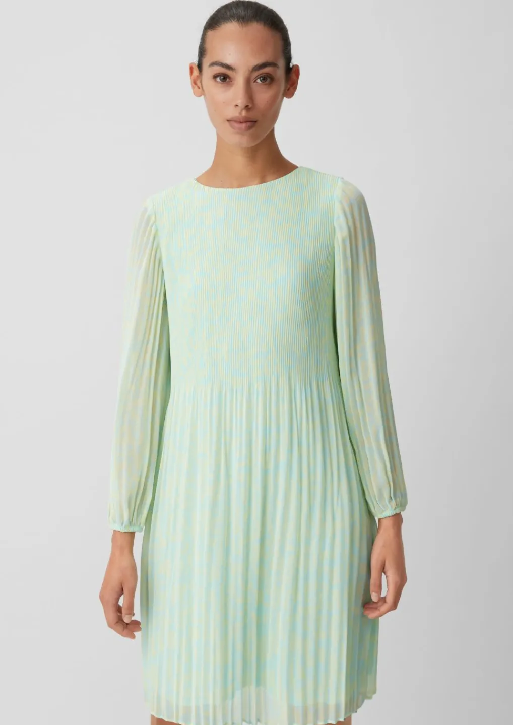 Chiffonkleid mit Plisseefalten-Comma Best
