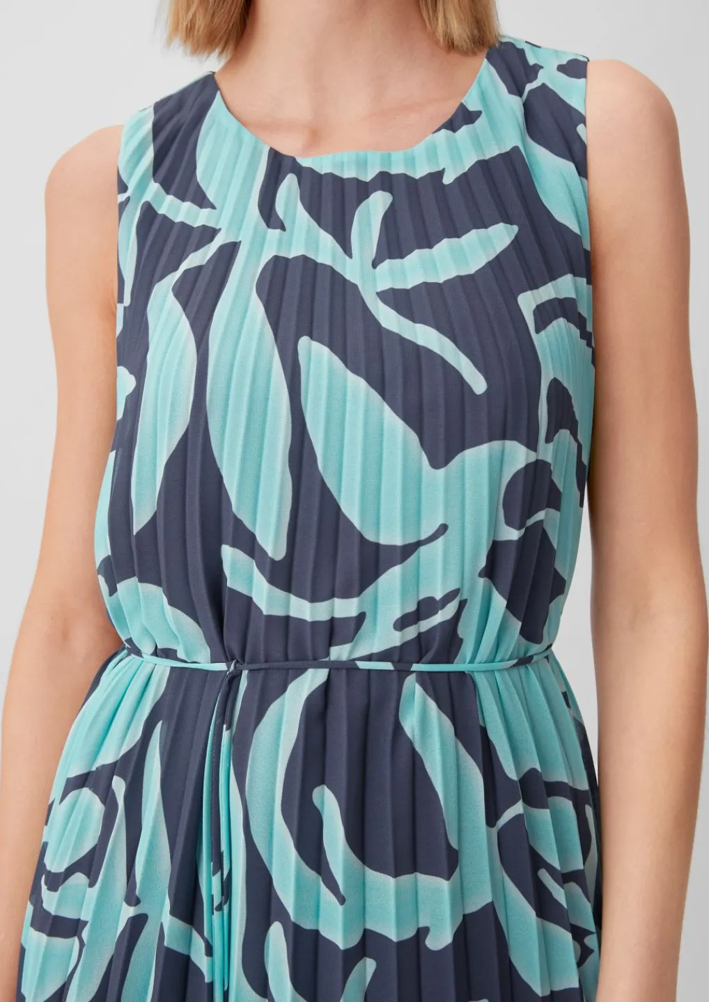 Chiffonkleid mit Plisseefalten-Comma Sale