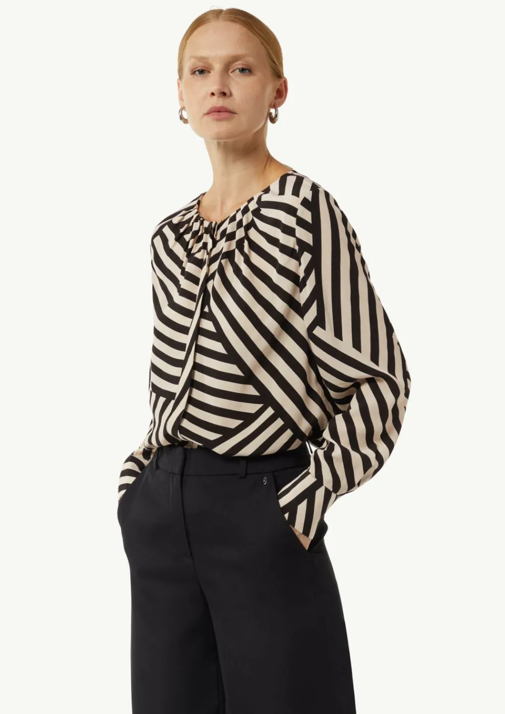Crêpe-Bluse mit All-over-Print und Faltendetails-Comma Fashion
