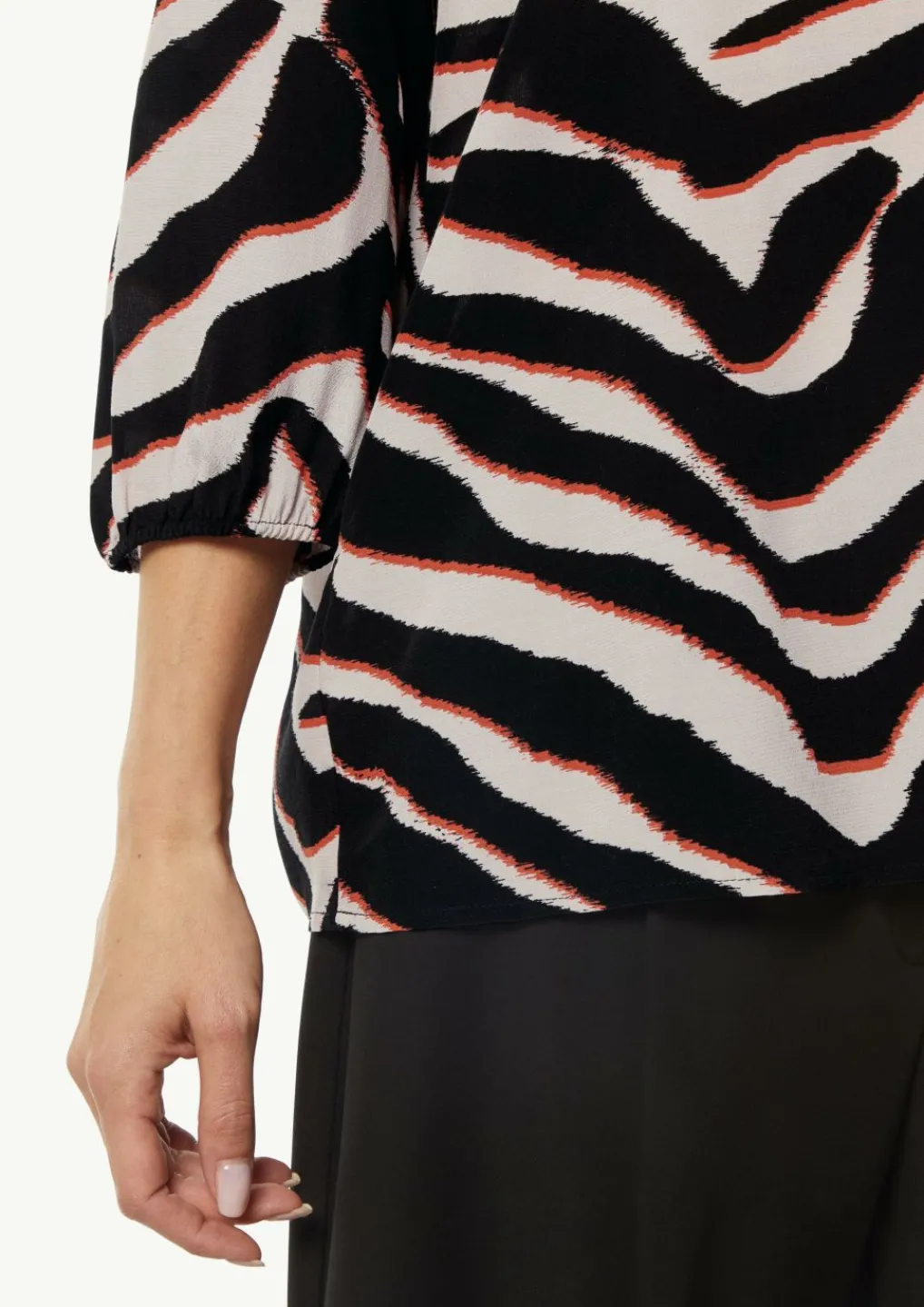 Crêpe-Bluse mit kurzen Ballonärmeln-Comma Hot