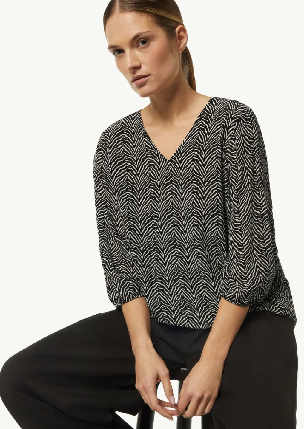 Crêpe-Bluse mit kurzen Ballonärmeln-Comma Discount