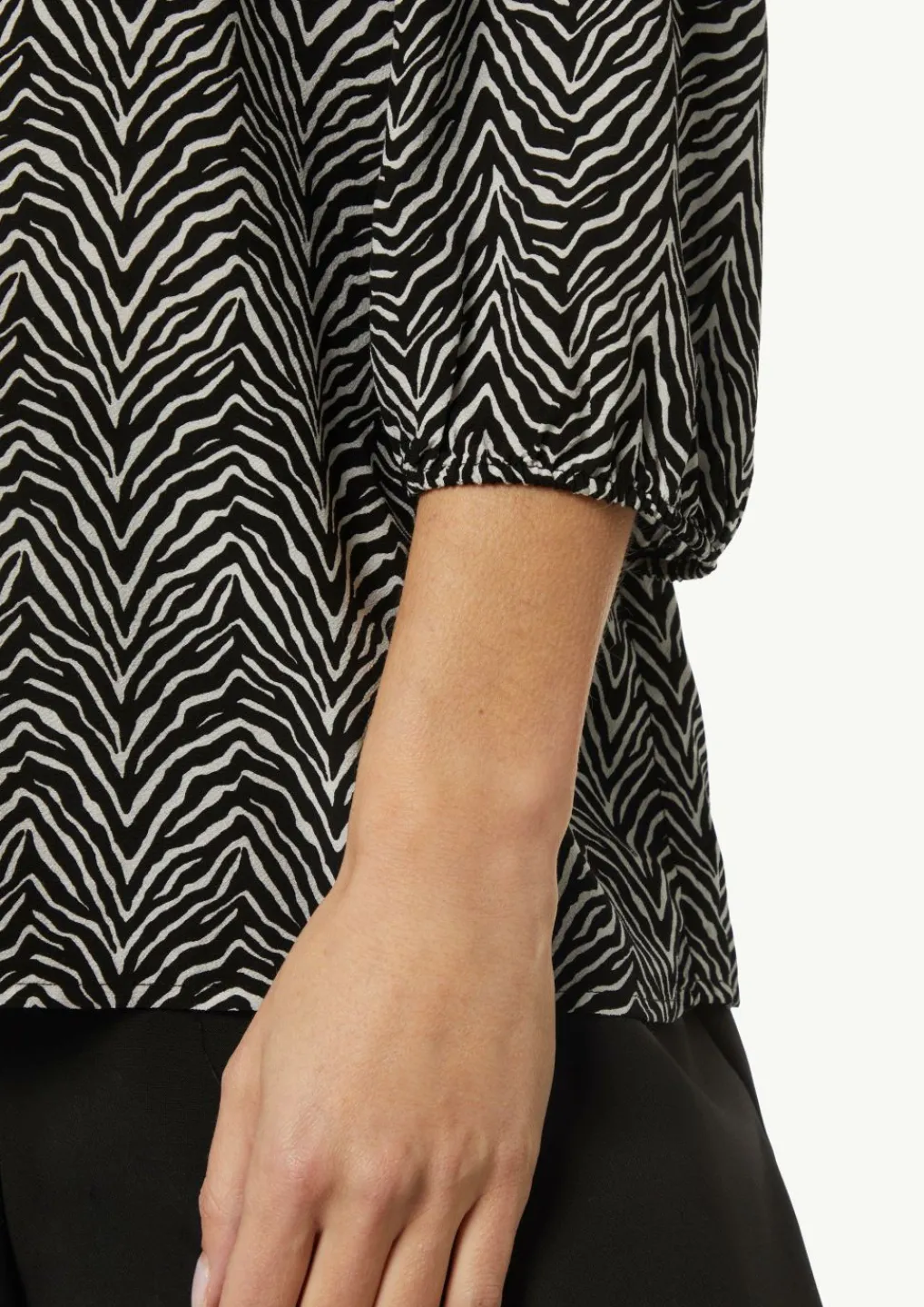 Crêpe-Bluse mit kurzen Ballonärmeln-Comma Discount