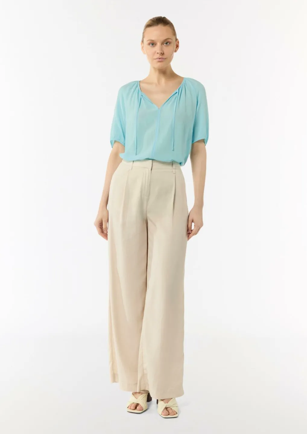 Crêpe-Bluse mit voluminösen Ärmeln und Raffung-Comma Hot