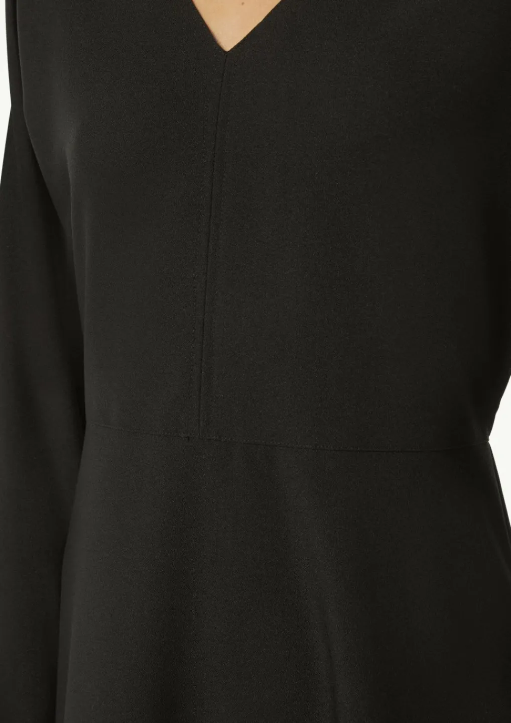 Crêpe-Kleid mit V-Ausschnitt-Comma Outlet
