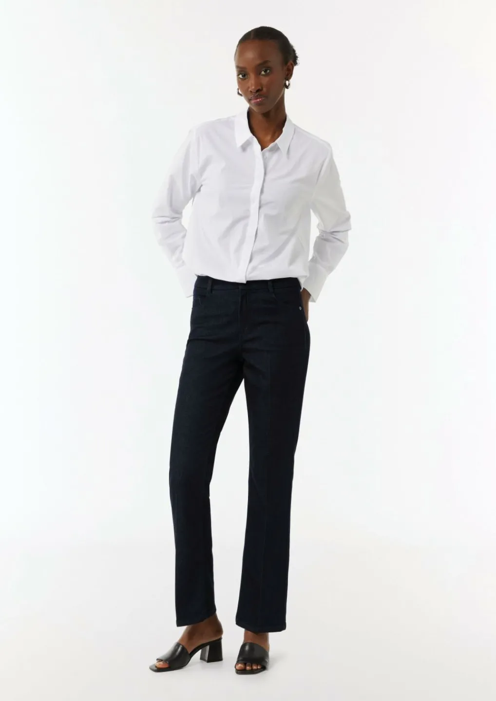 Elastische Jeans in dunkler Waschung mit Bügelfalten-Comma Discount