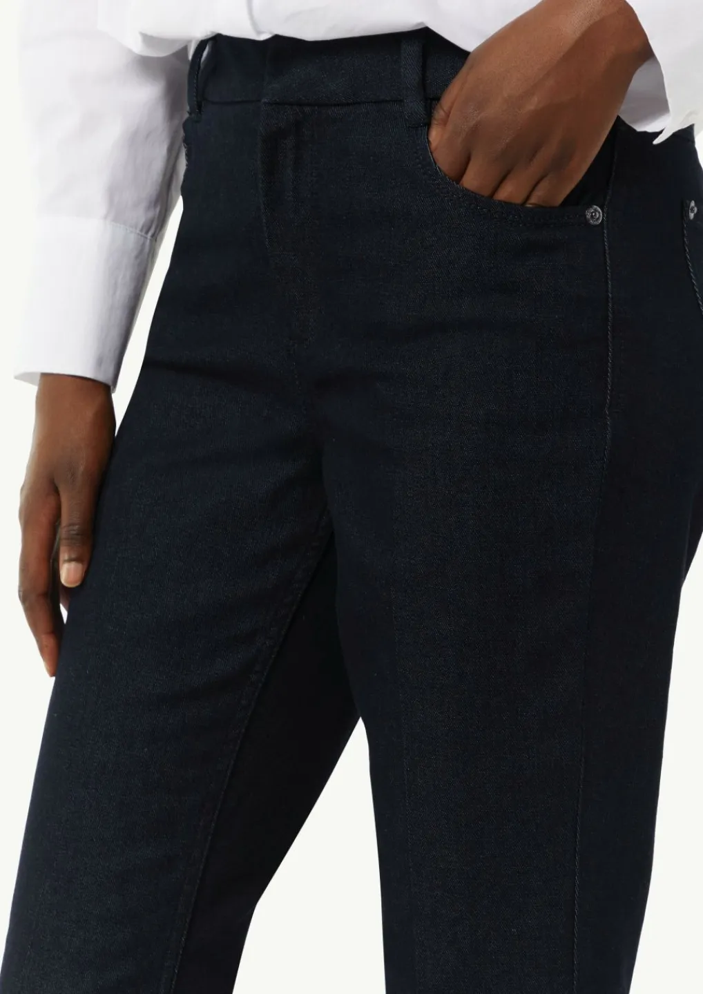 Elastische Jeans in dunkler Waschung mit Bügelfalten-Comma Discount