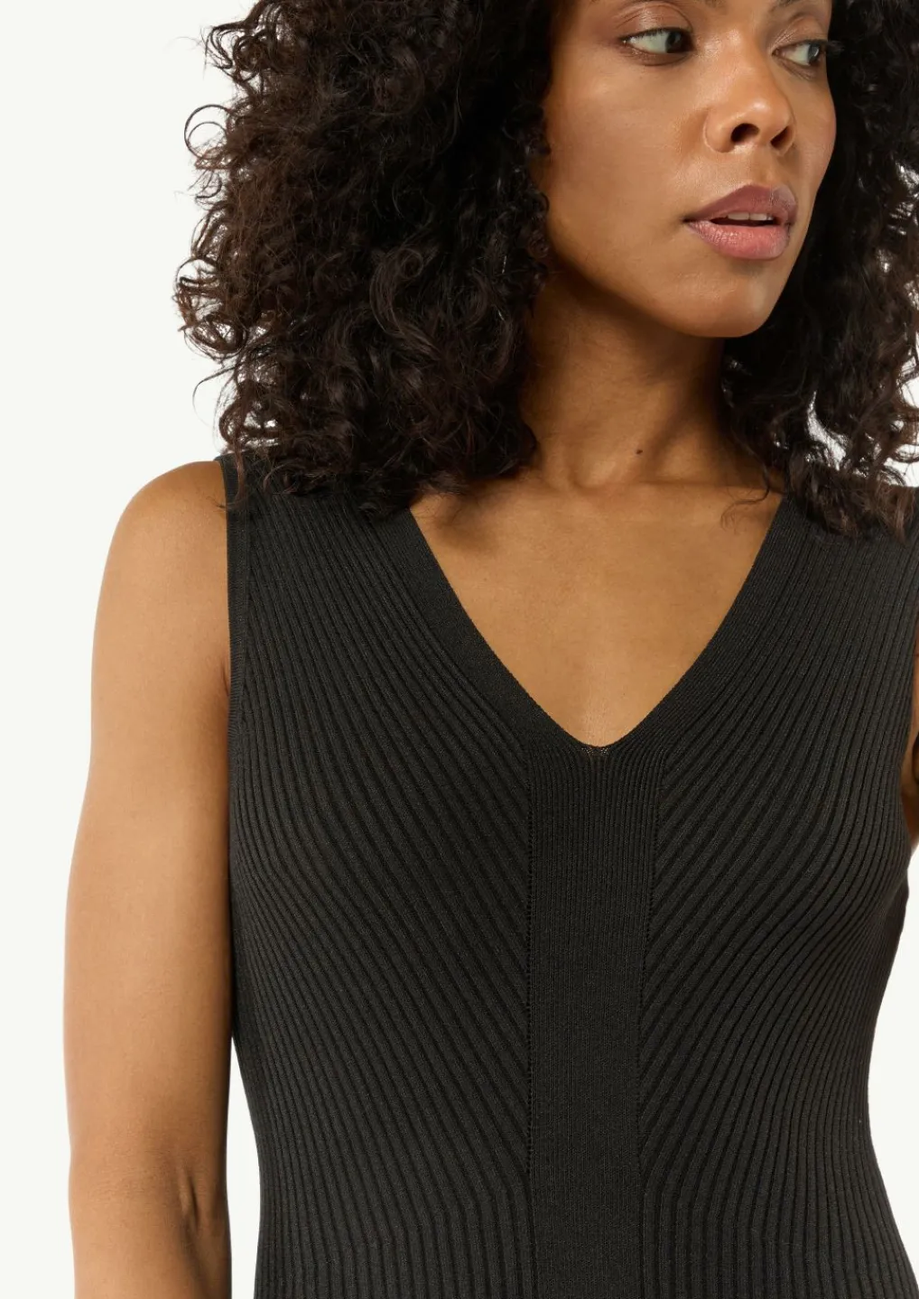 Feinstrickkleid im Slim Fit mit V-Ausschnitt-Comma Outlet