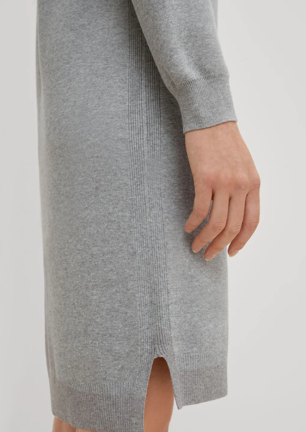 Feinstrickkleid mit Ripp-Details-Comma Online