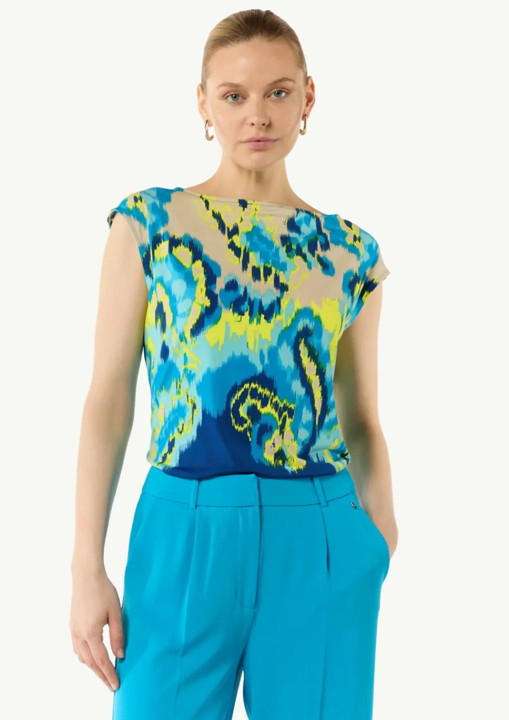 Fließendes Jersey-Shirt mit All-over-Print-Comma Online