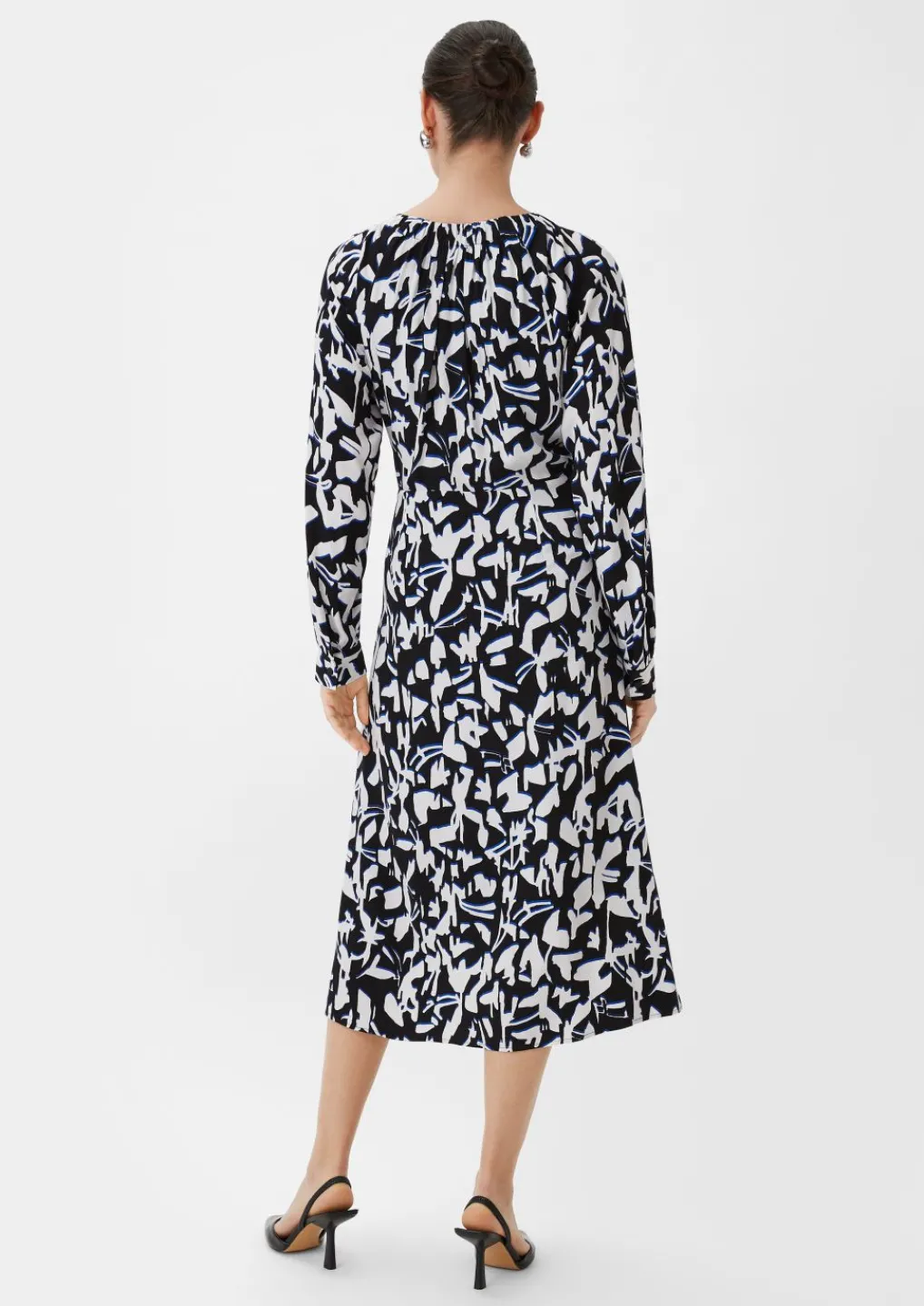 Fließendes Maxikleid mit All-over-Print-Comma Online