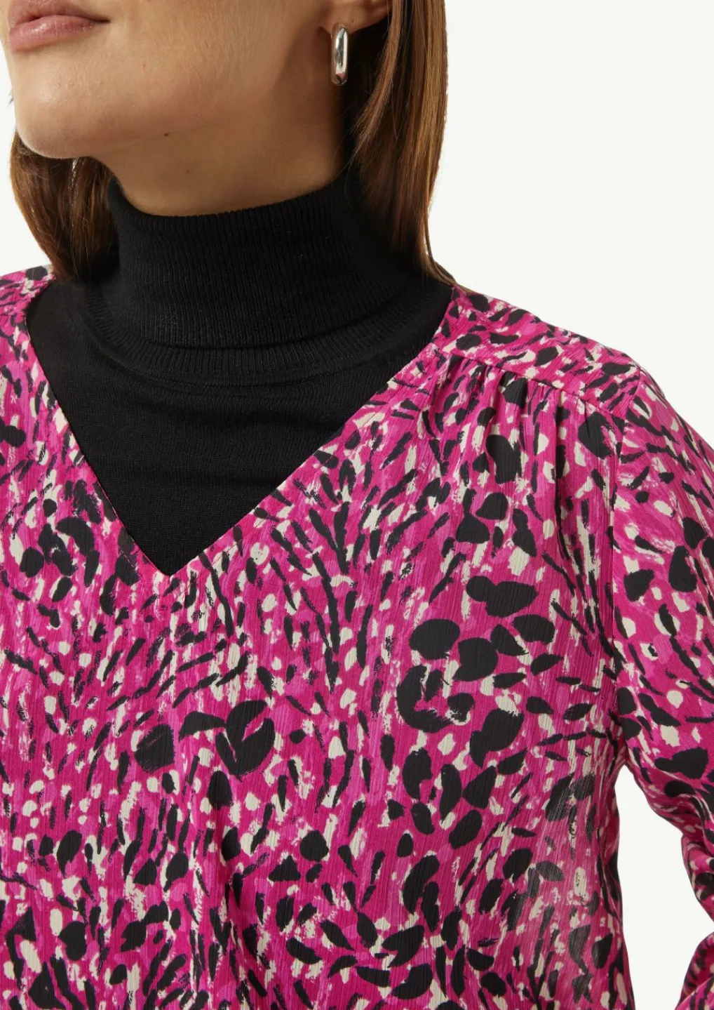 Gemusterte Chiffon-Bluse mit V-Ausschnitt-Comma Hot