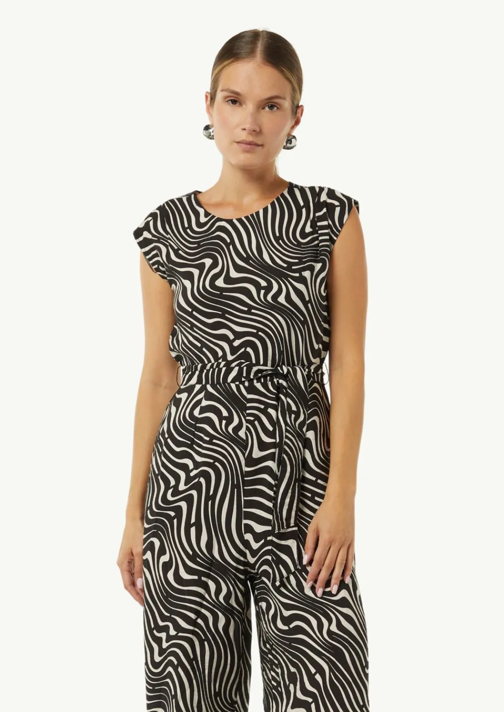 Gemusterter Overall mit Bindegürtel und Faltendetails-Comma Hot