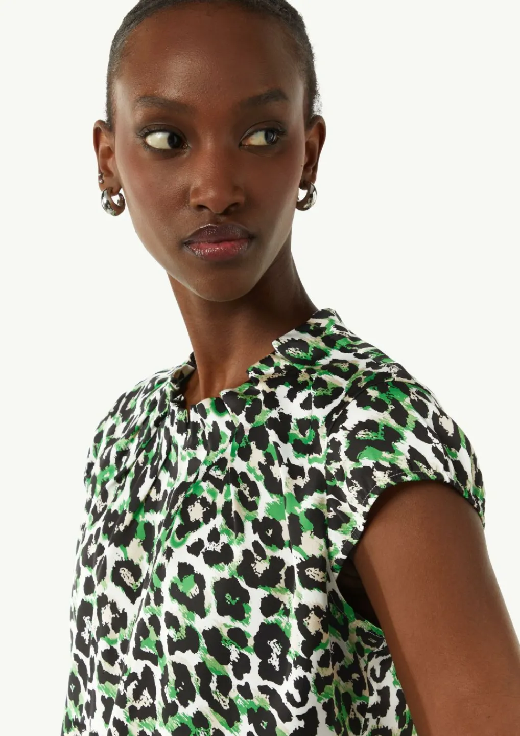 Gemusterte Satinbluse mit Raffung-Comma Fashion
