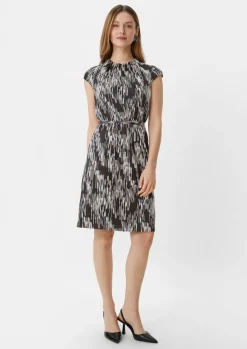 Gemustertes Satinkleid mit Raffung-Comma Fashion