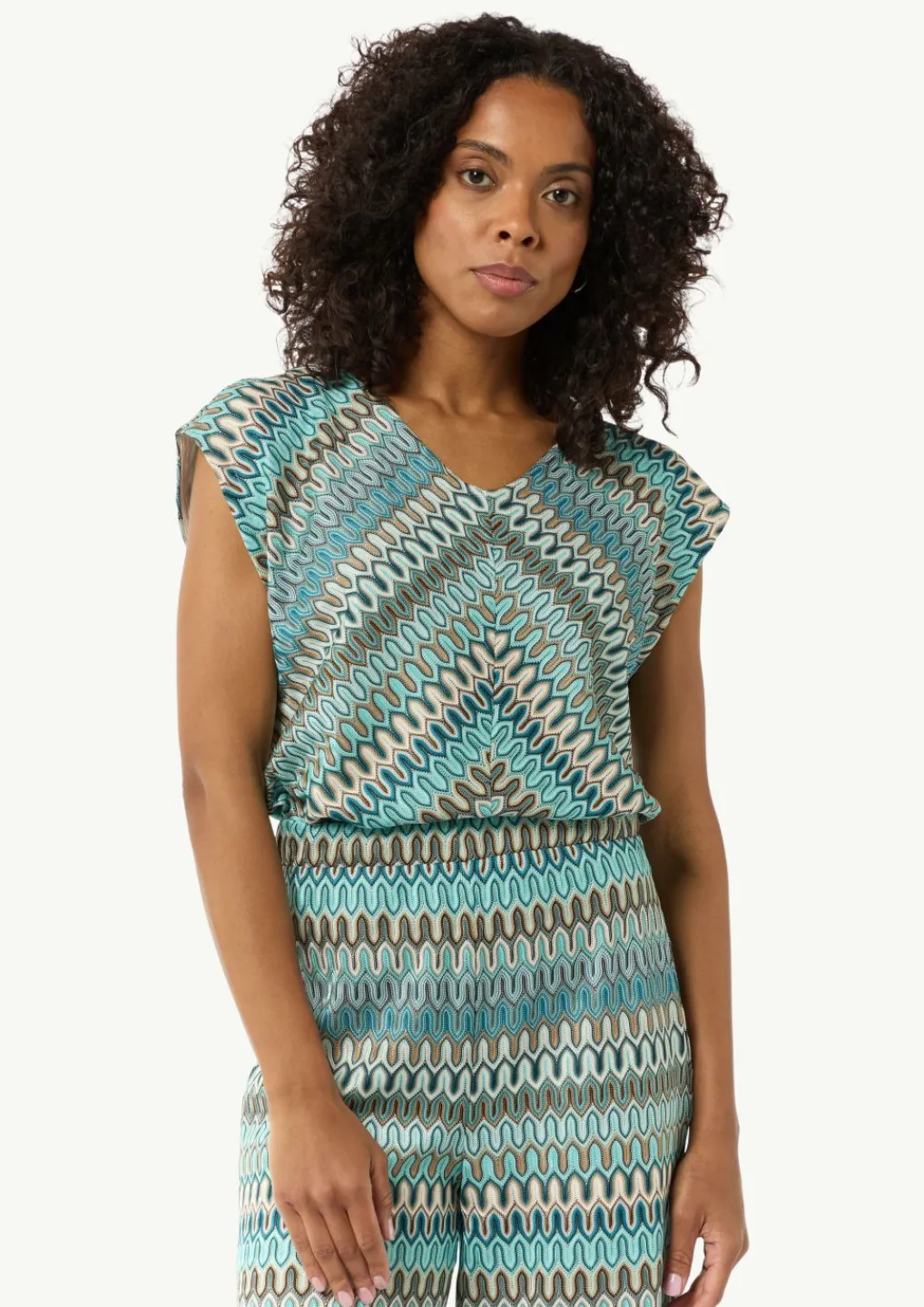 Gemustertes Shirt aus Strick-Jersey mit V-Ausschnitt-Comma Fashion