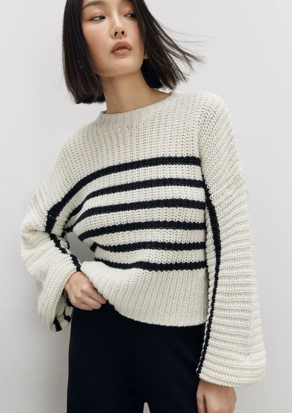 Gestreifter Strickpullover mit Trompeten-Ärmeln-Comma Outlet