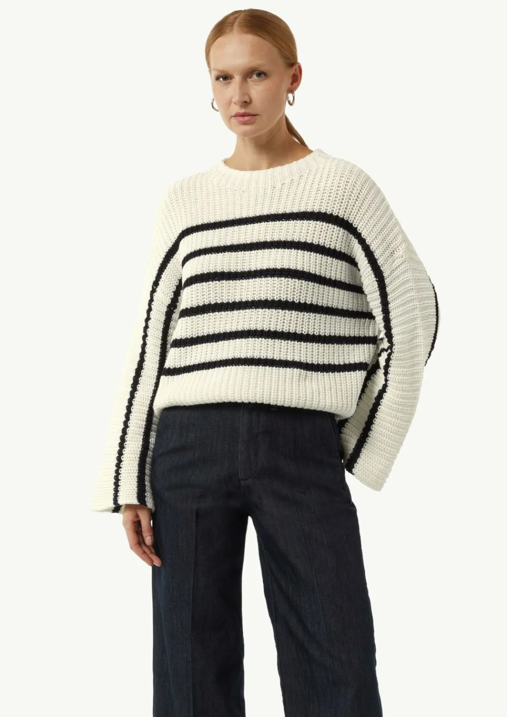 Gestreifter Strickpullover mit Trompeten-Ärmeln-Comma Outlet