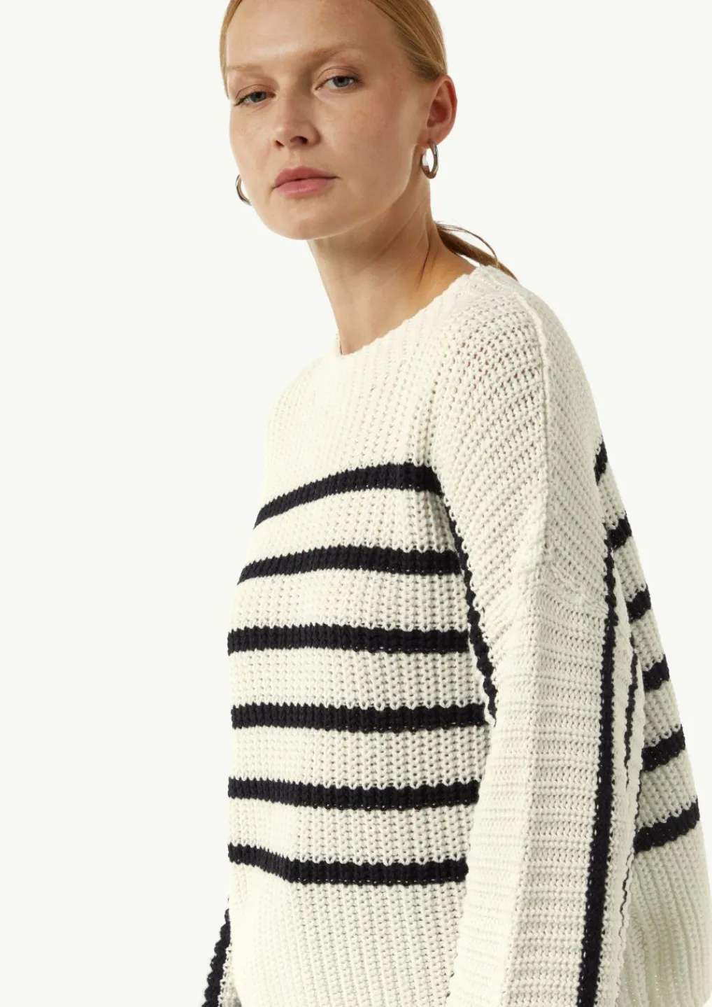 Gestreifter Strickpullover mit Trompeten-Ärmeln-Comma Outlet