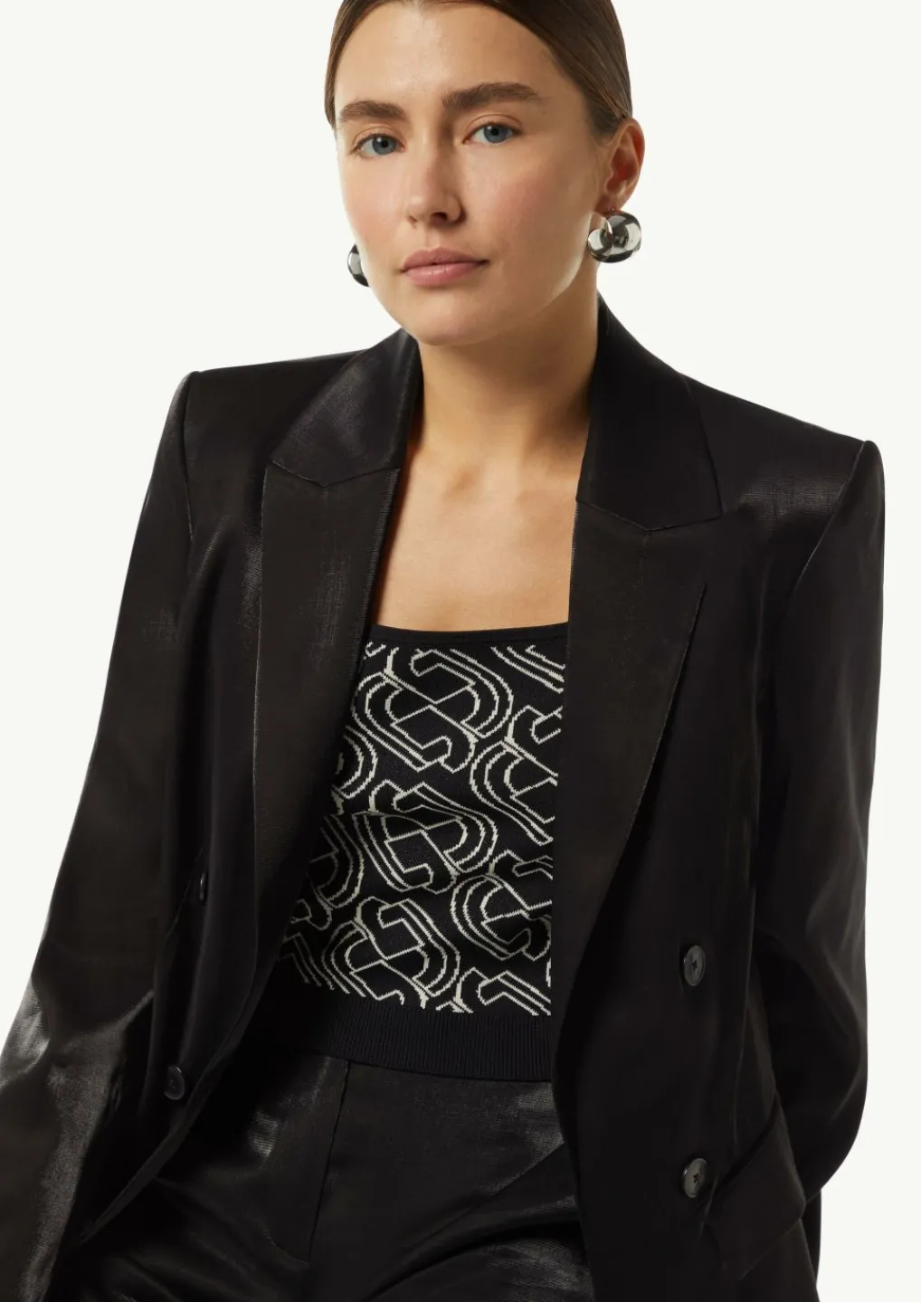 Glänzender Blazer mit Zierknöpfen-Comma New