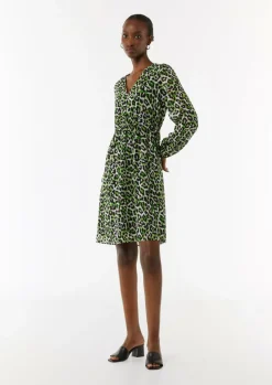 Kurzes Chiffon-Kleid mit Leo-Print und Knopfleiste-Comma New