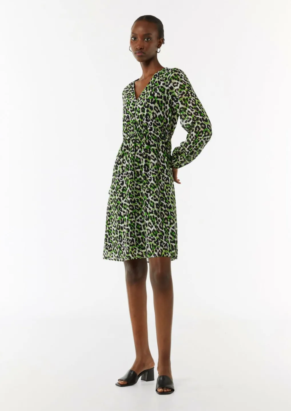 Kurzes Chiffon-Kleid mit Leo-Print und Knopfleiste-Comma New