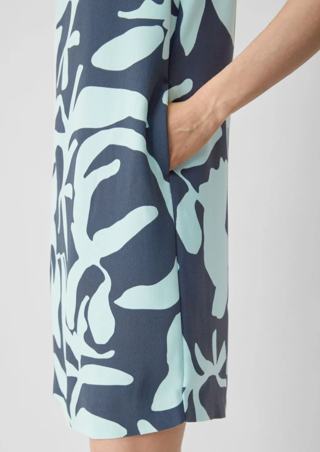 Kurzes Kleid aus Crêpe-Comma Hot