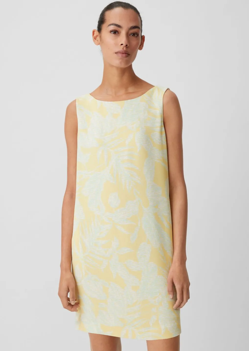 Kurzes Kleid aus Crêpe-Comma Fashion