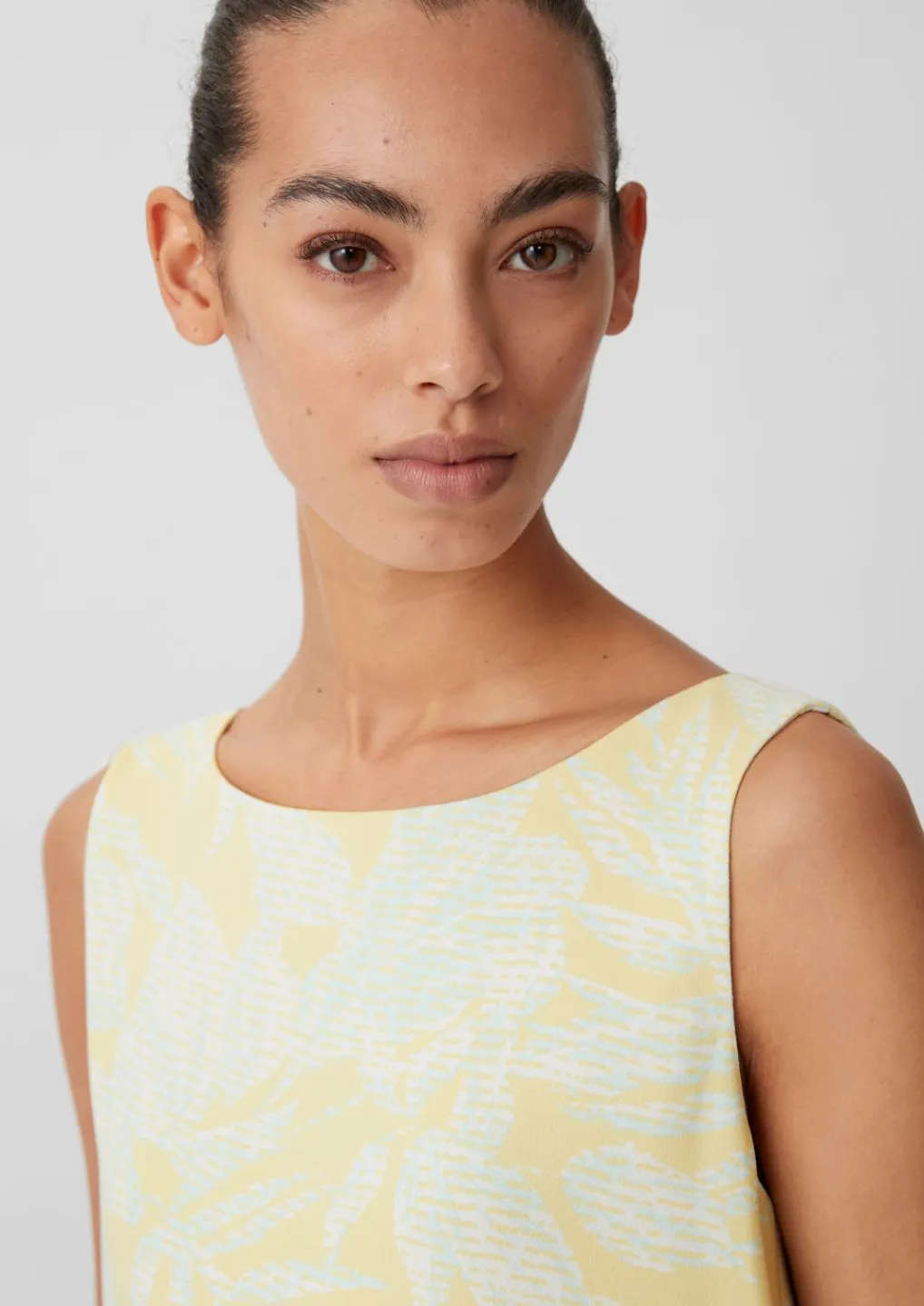 Kurzes Kleid aus Crêpe-Comma Fashion
