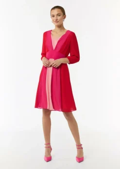 Kurzes Kleid mit Bindegürtel-Comma Hot