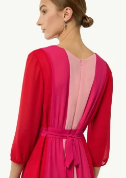 Kurzes Kleid mit Bindegürtel-Comma Hot