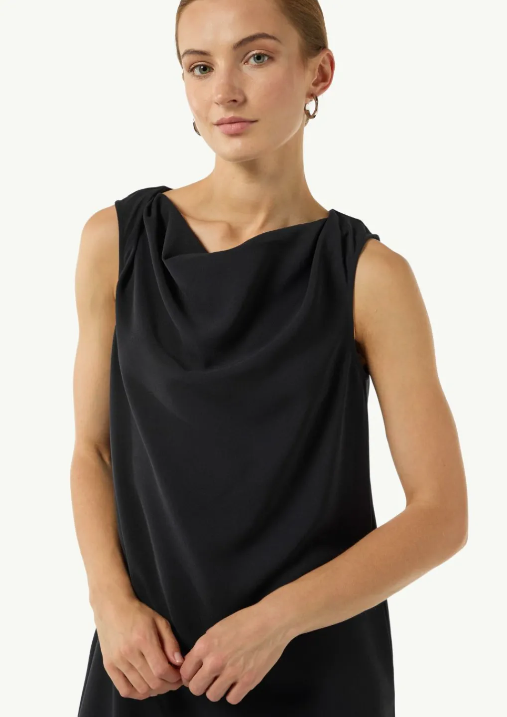 Kurzes Kleid mit Crêpestruktur-Comma Hot