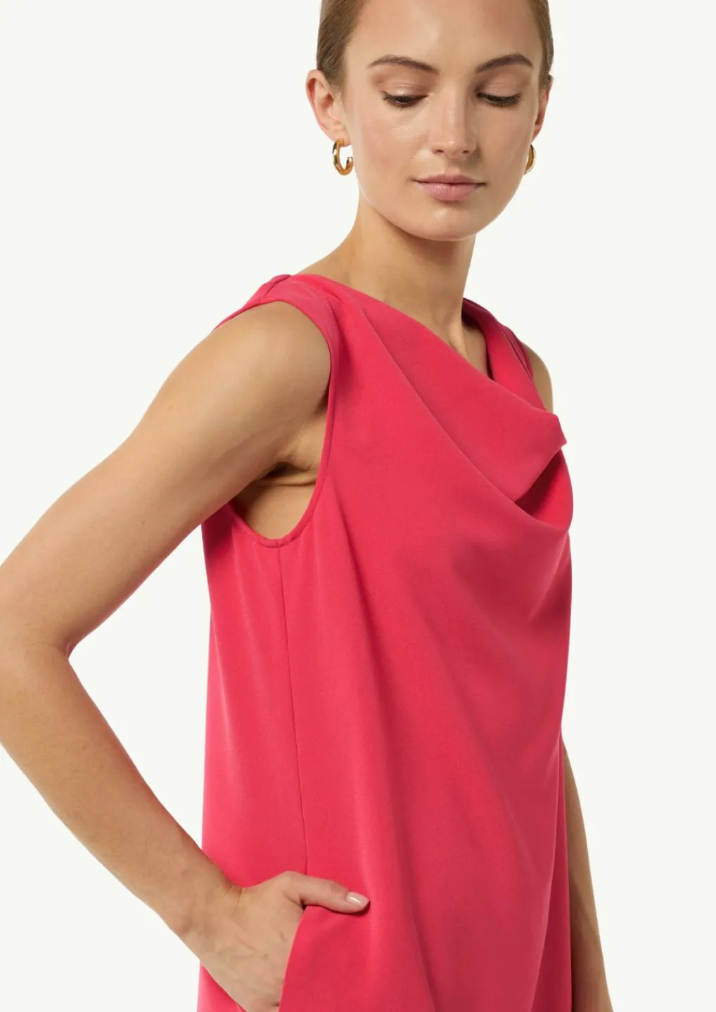 Kurzes Kleid mit Crêpestruktur-Comma Clearance