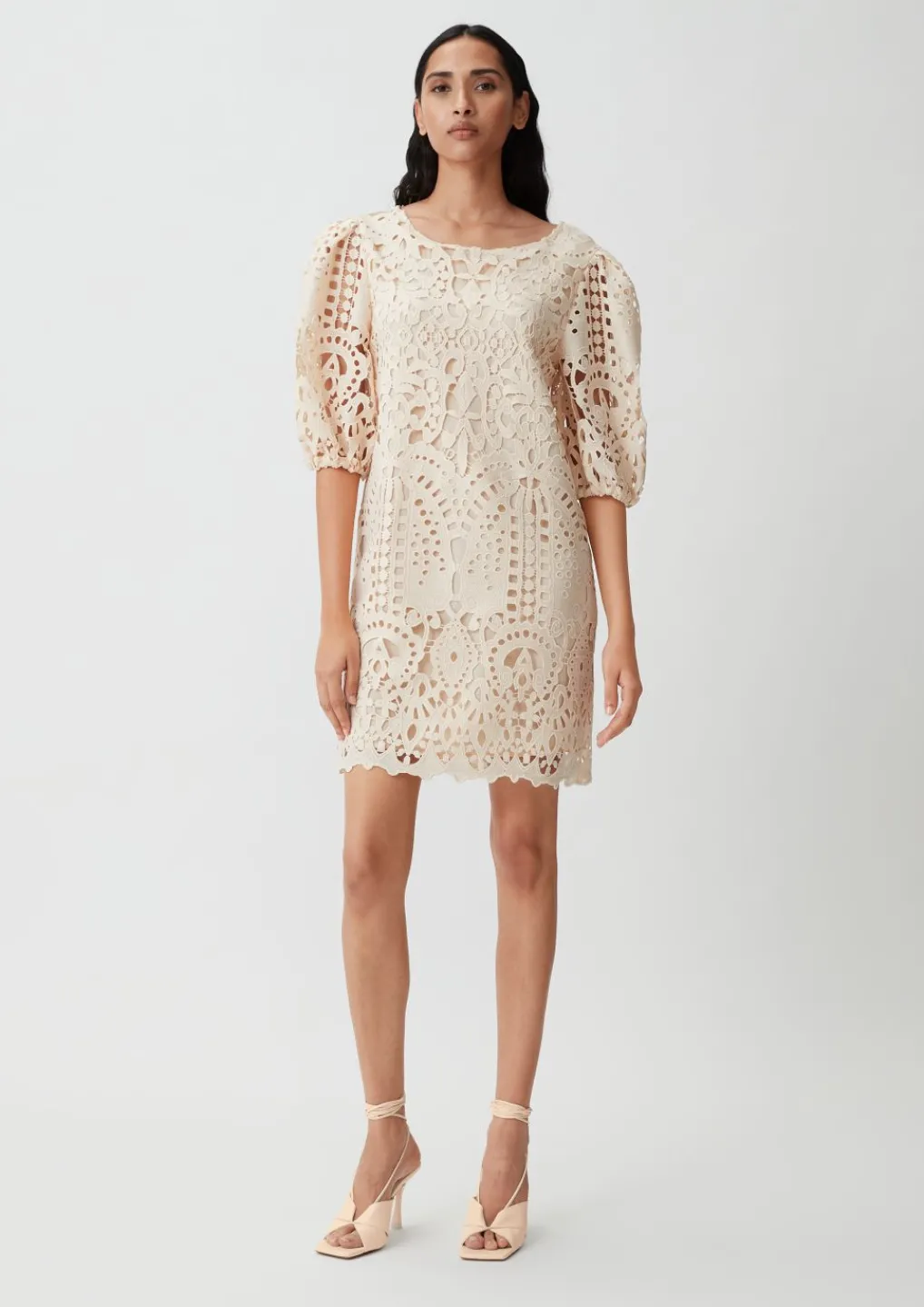 Kurzes Kleid mit Lochstickerei-Comma Sale