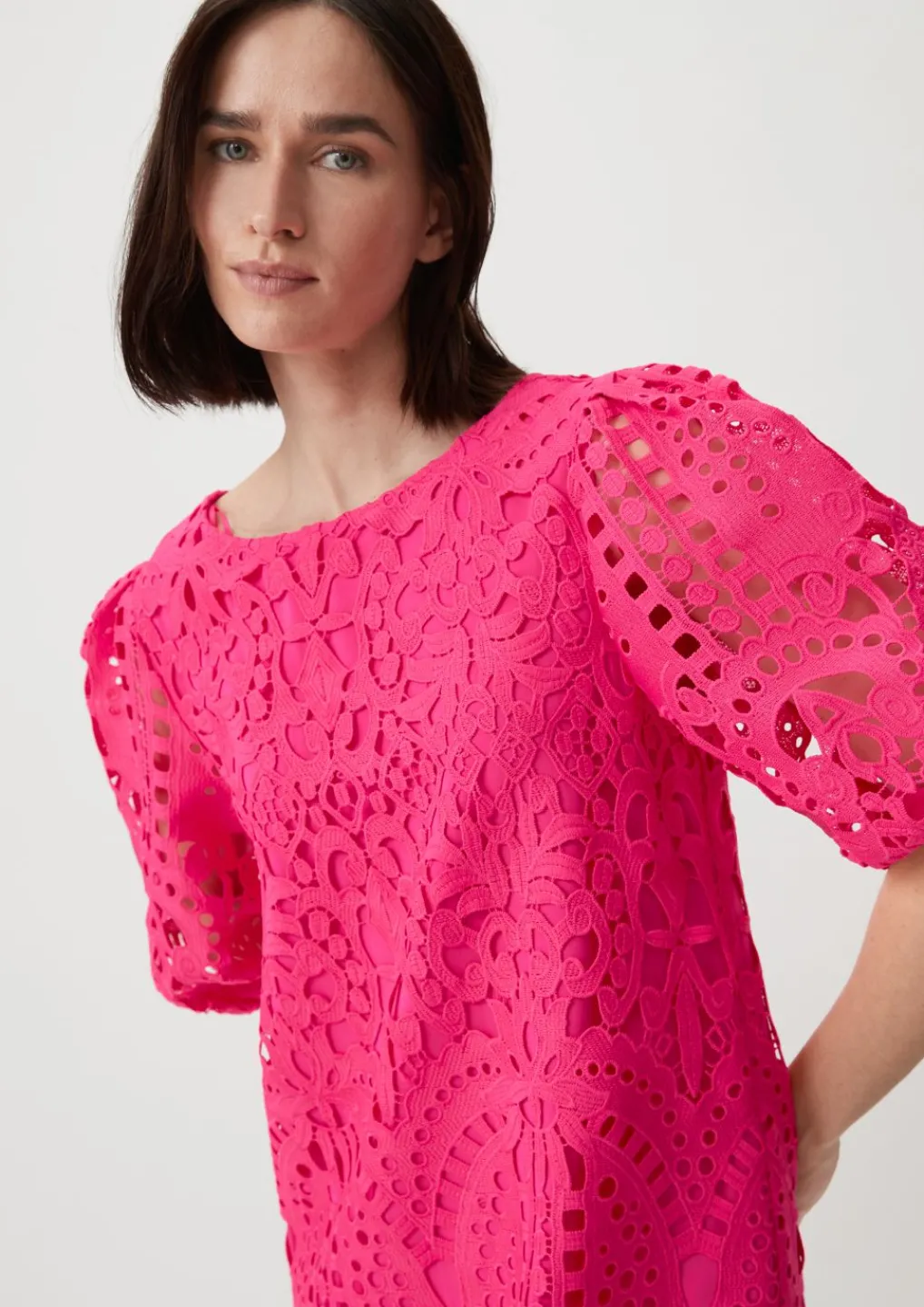 Kurzes Kleid mit Lochstickerei-Comma Outlet
