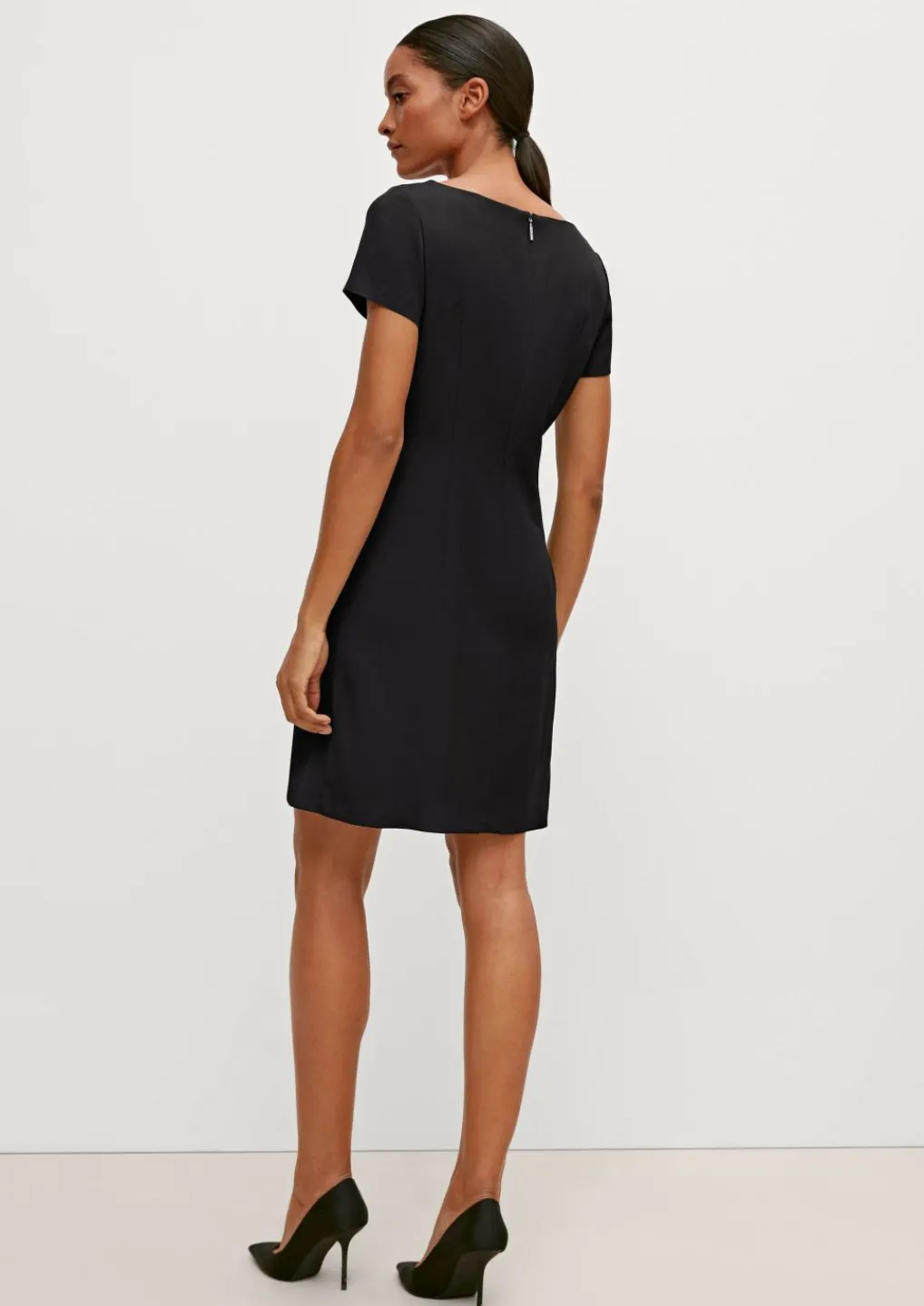 Kurzes Kleid mit U-Boot-Ausschnitt-Comma Hot
