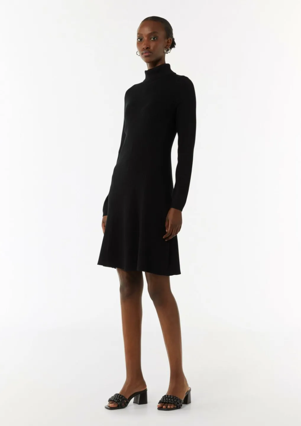 Kurzes Rippstrickkleid mit Turtleneck-Comma Online