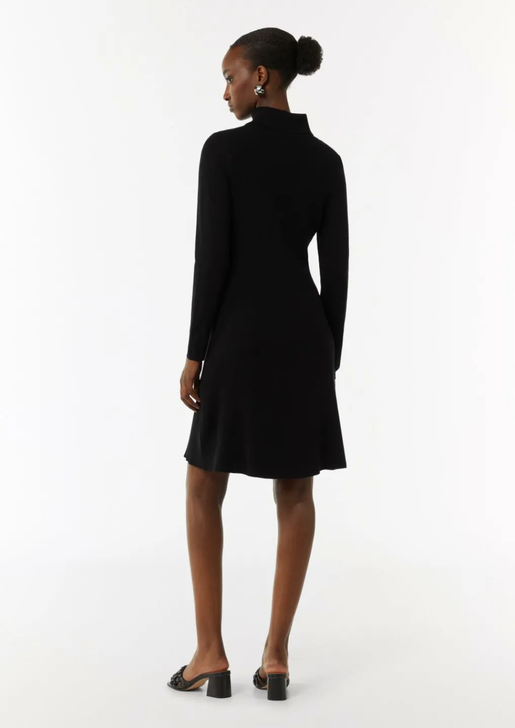 Kurzes Rippstrickkleid mit Turtleneck-Comma Online
