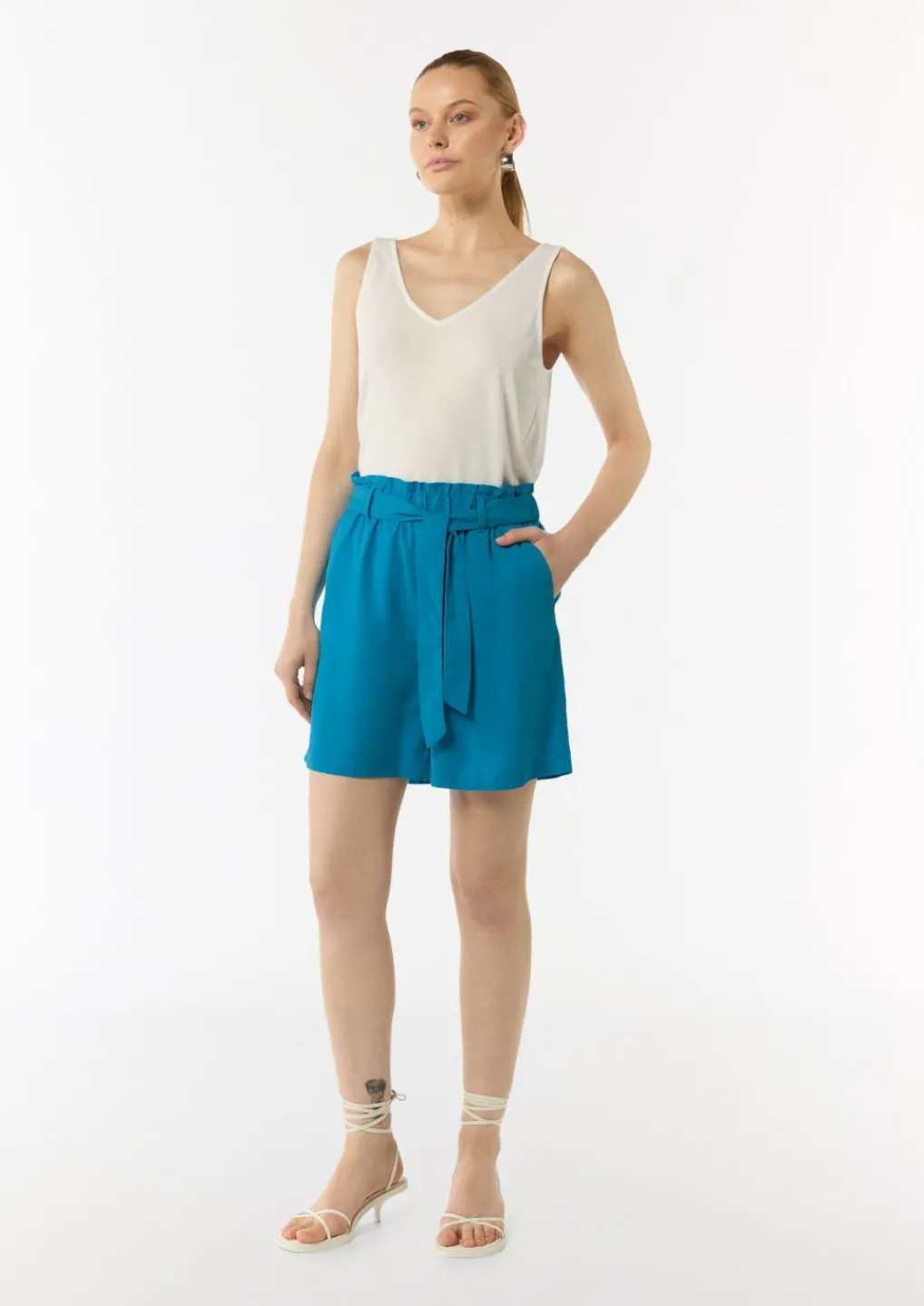 Leichte Shorts aus Lyocell mit Bindegürtel-Comma Sale