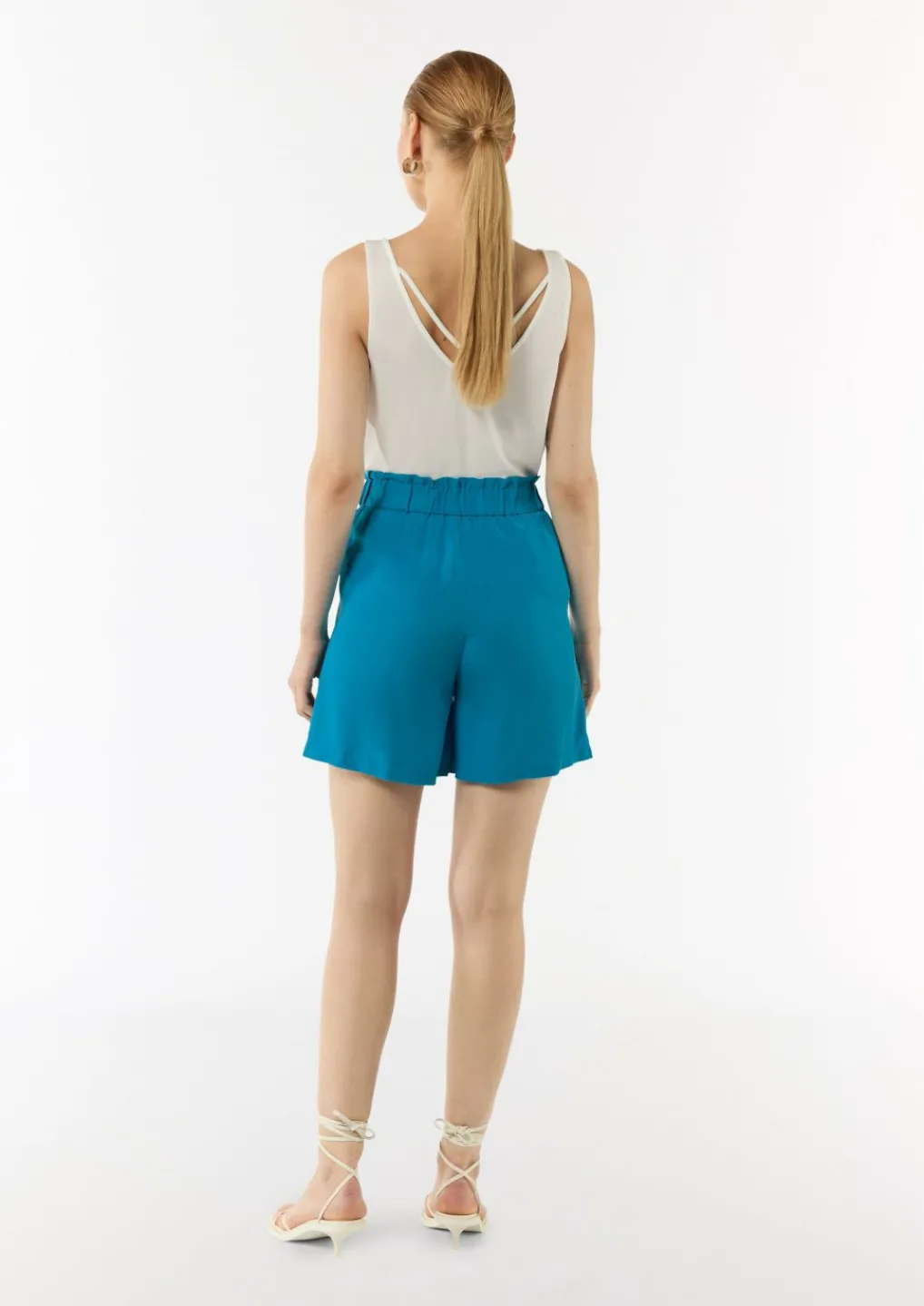 Leichte Shorts aus Lyocell mit Bindegürtel-Comma Sale