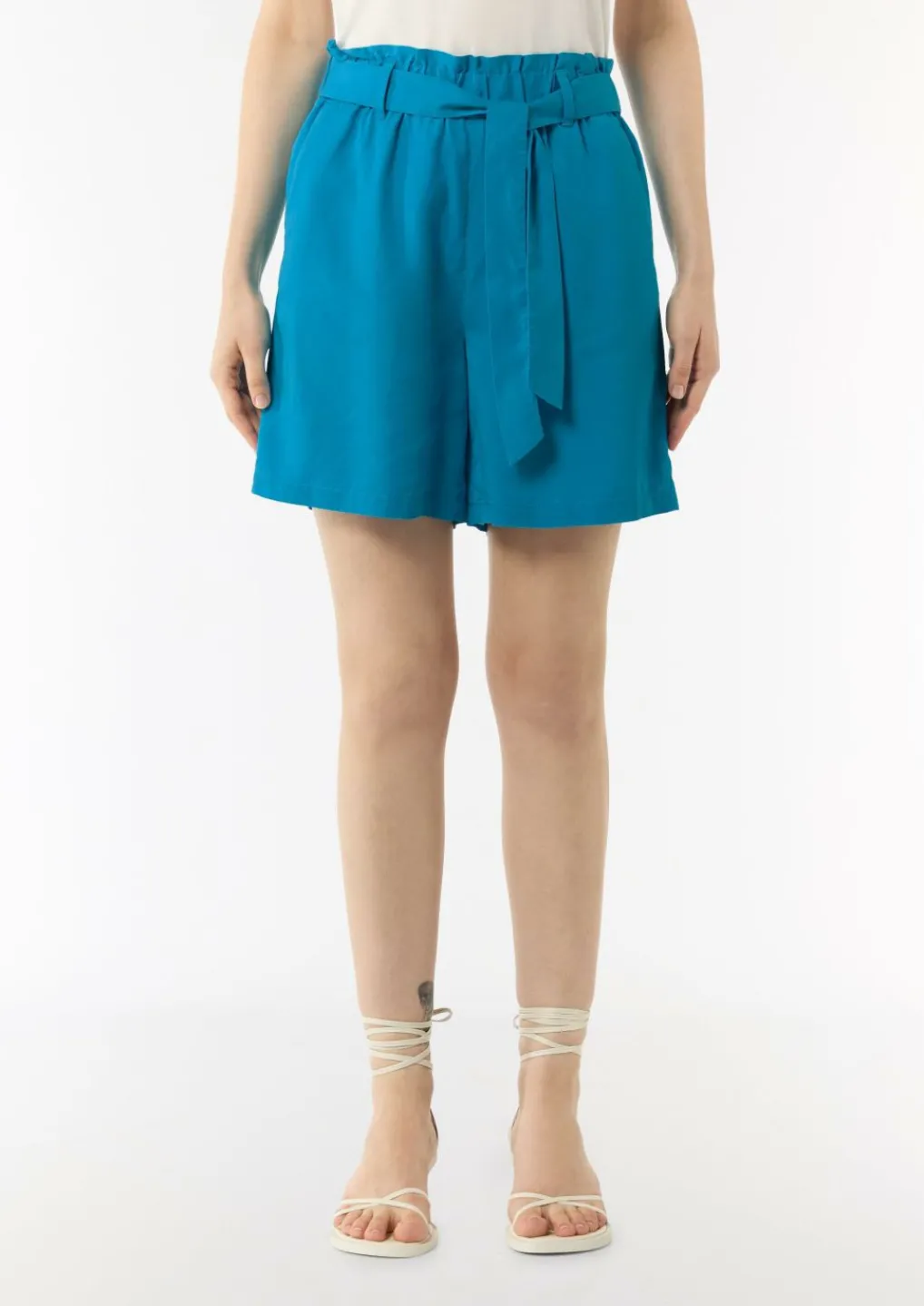 Leichte Shorts aus Lyocell mit Bindegürtel-Comma Sale