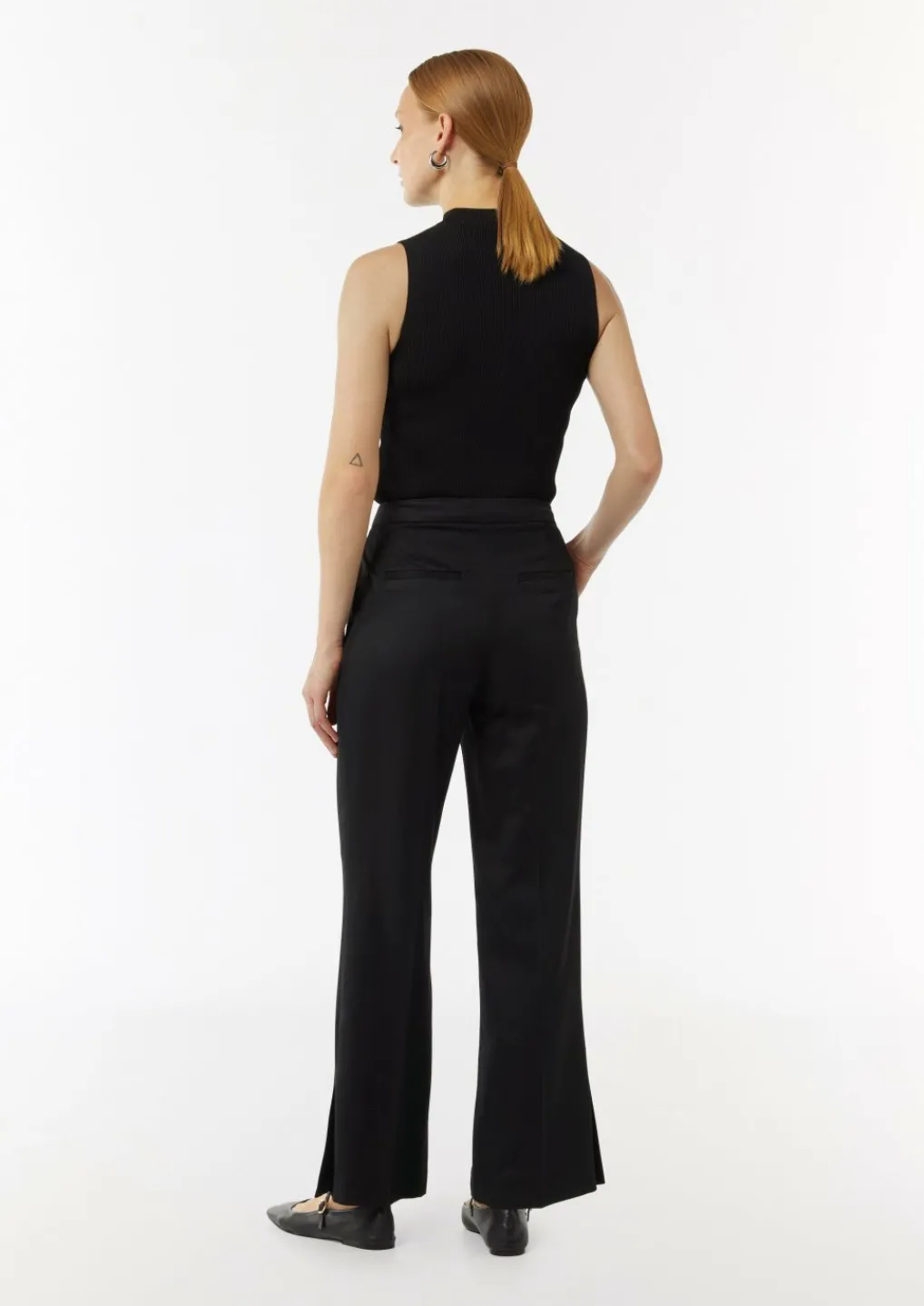Leicht glänzende Hose mit Flared Leg und Schlitzdetails-Comma Clearance