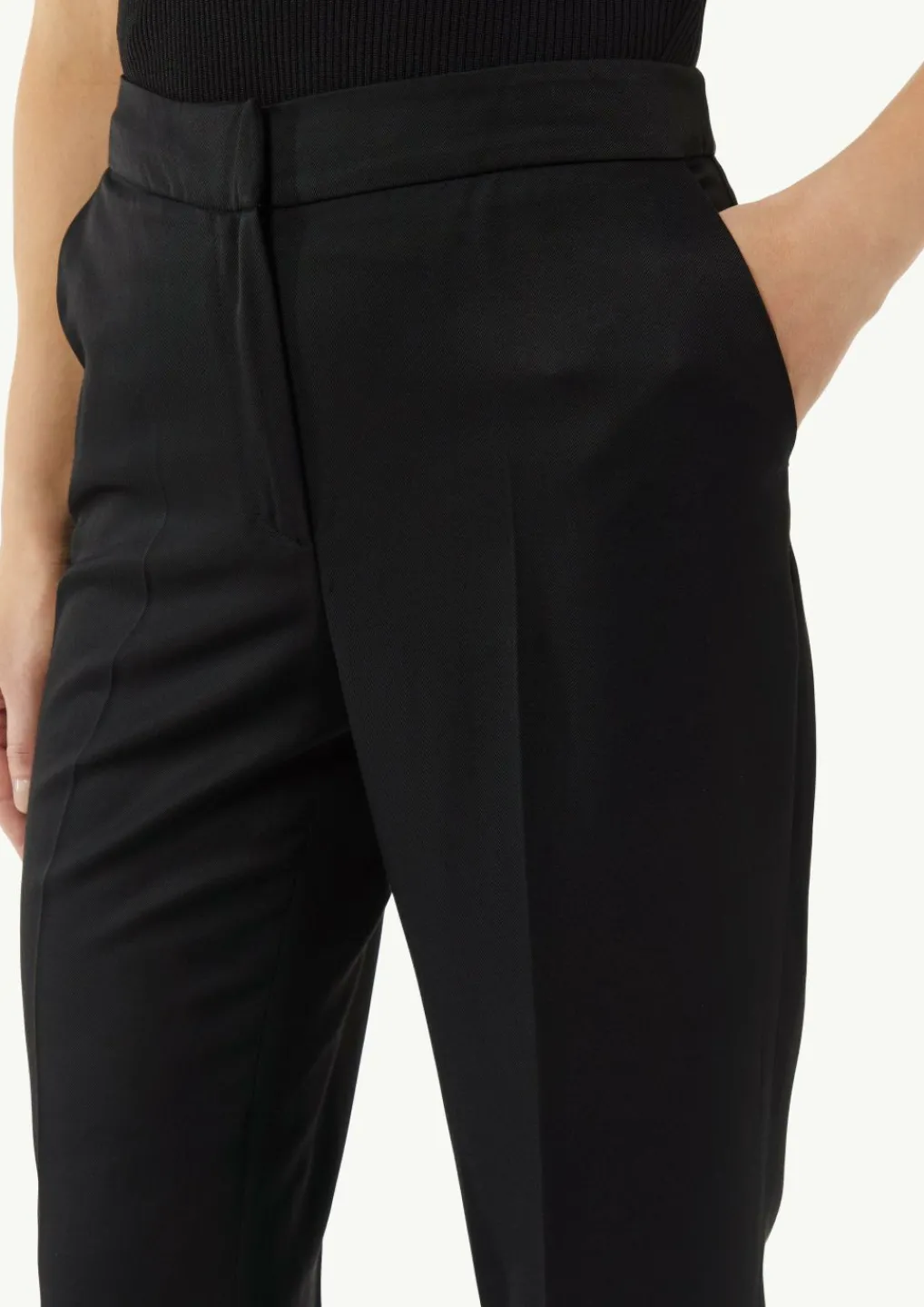 Leicht glänzende Hose mit Flared Leg und Schlitzdetails-Comma Clearance
